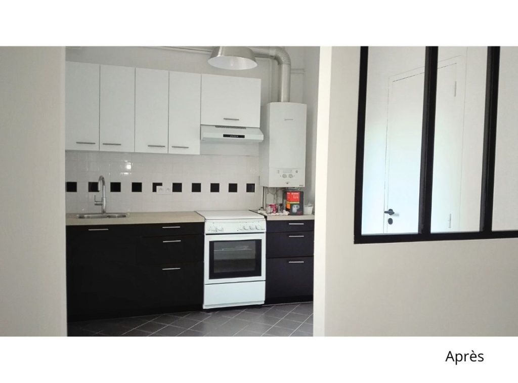 Cuisine noire et blanche avec une vue sur la verrière noire entre elle et la salle de vie . Enfilade de pièce. Appartement blanc avec les boiseries noires.