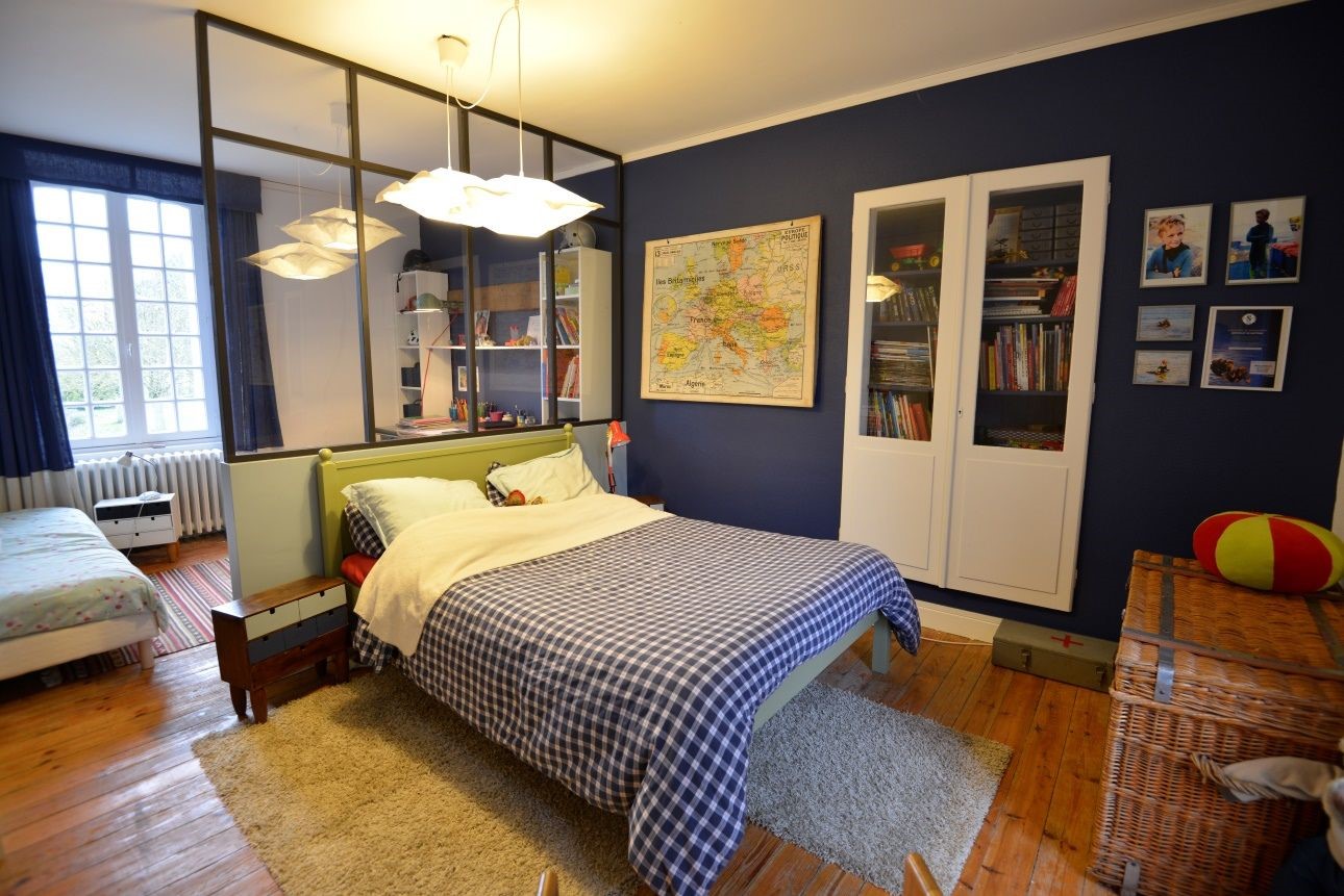 Mise en peinture et réaménagement de cette chambre bureau pour adolescent. La pièce est séparée par une verrière. Couleur blanc satin sur 3 murs et le 4 ème, celui du fond en bleu marine. Plafond mat blanc. Ambiance un peu rétro car il a été utilisé des meubles recyclés. Esprit cosy, jeune et pratique.