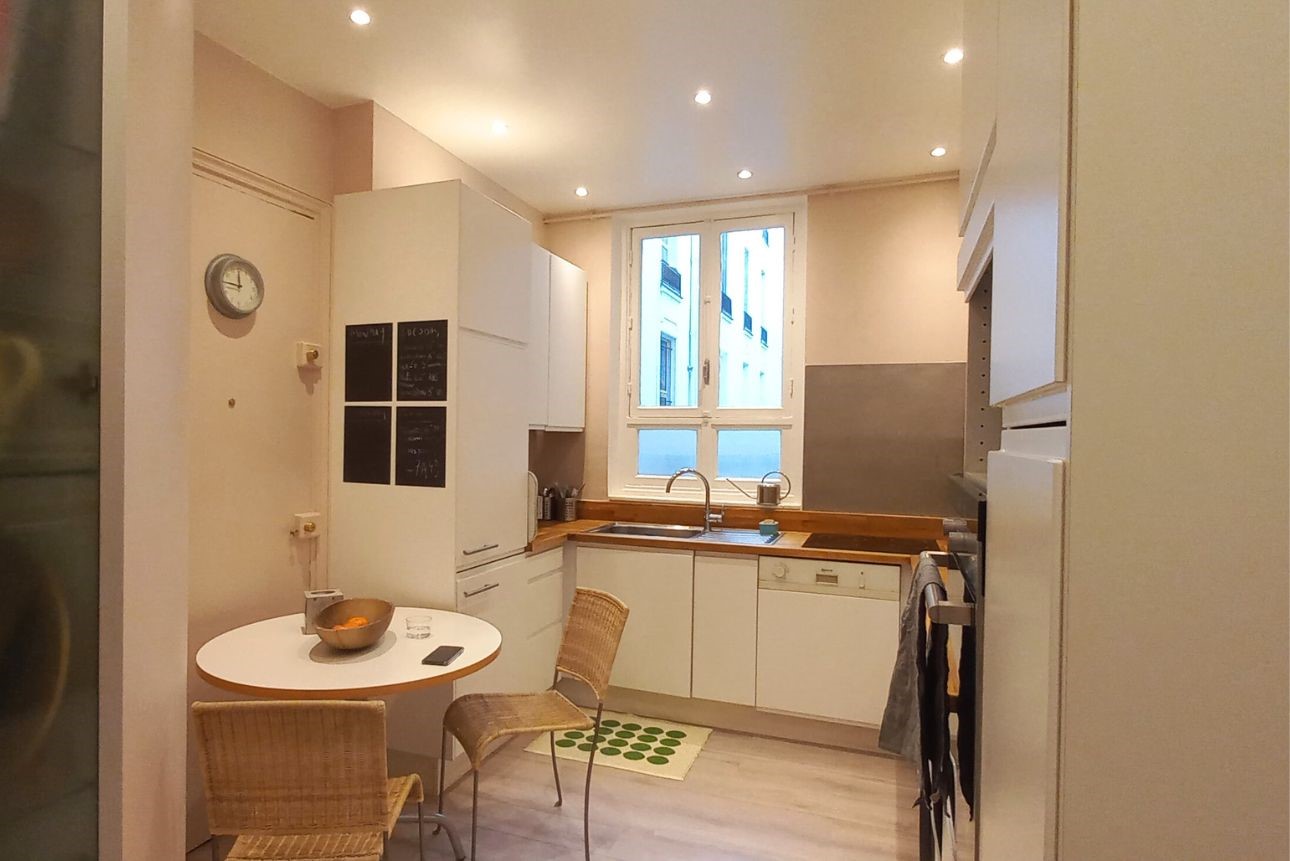 Mise en peinture d'une cuisine parisienne. Couleur des murs rose (F&B calamine) en finition velours, plafond en satin blanc. Une façon sympa et moderne d'éclaircir un espace sombre.