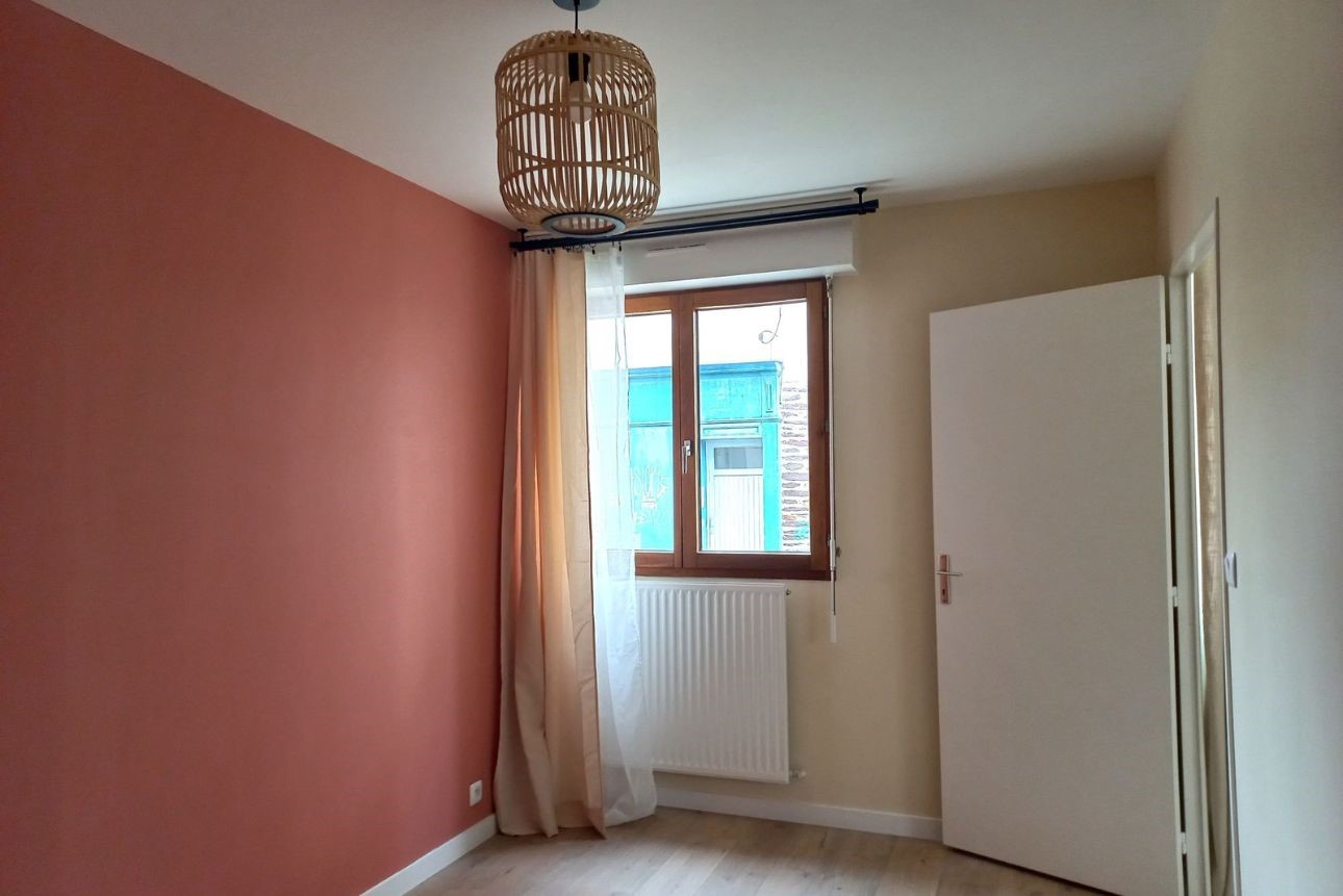 
Mise en peinture et choix de couleur pour cette chambre en rez-de-chaussée. Un joli beige crème en teinte dominante avec un mur de fond brique en finition velours. Plafond mat blanc, penderie avec un fond de papier peint aux motifs entrelacs fils noirs, blancs avec des motifs en camaïeux de couleur brique
